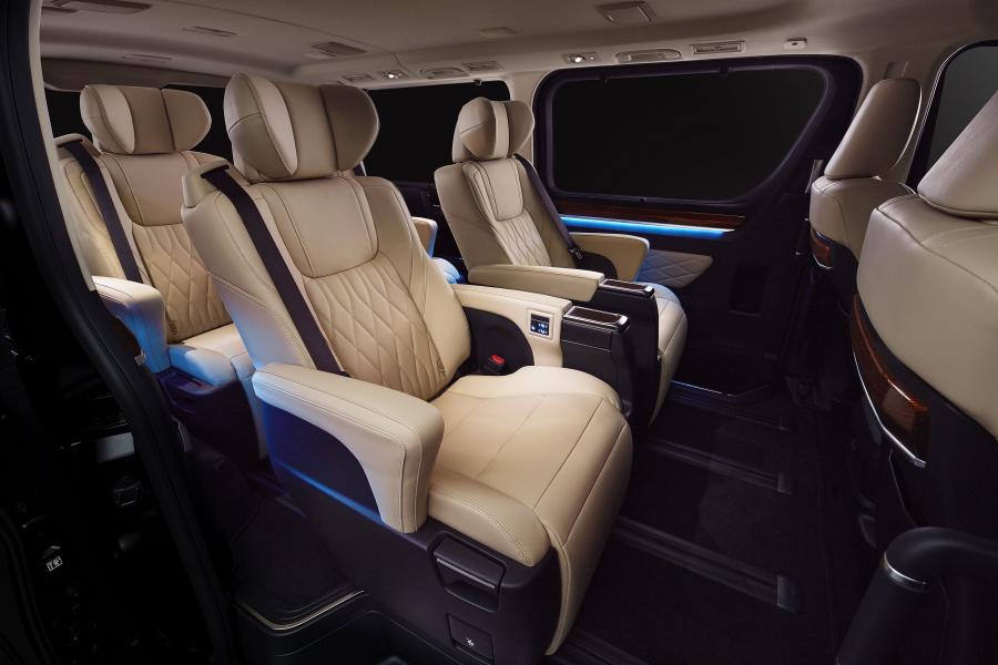 Интерьер Toyota GranAce Premium 2019 года  (фото 4 из 26)